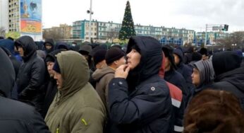 Казахстан охватили массовые протесты: люди требуют отставки властей, полиция начала задержания