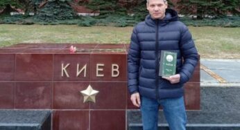 В Москве задержали активиста, который вышел на протест с книгой Толстого “Война и мир”. ФОТО