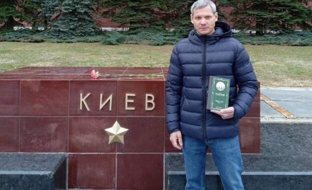 В Москве задержали активиста, который вышел на протест с книгой Толстого "Война и мир". ФОТО