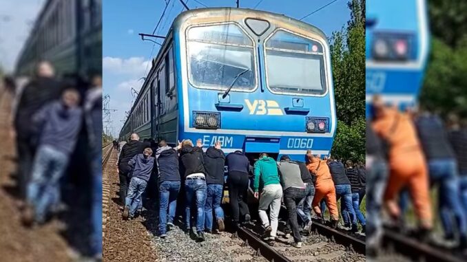 На Київщині пасажири власноруч штовхали електричку Київ-Ніжин