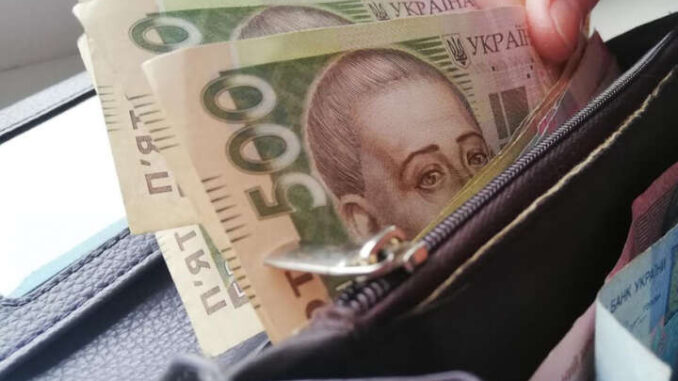 Пенсійні виплати: як діяти пенсіонерам, які виїхали за кордон
