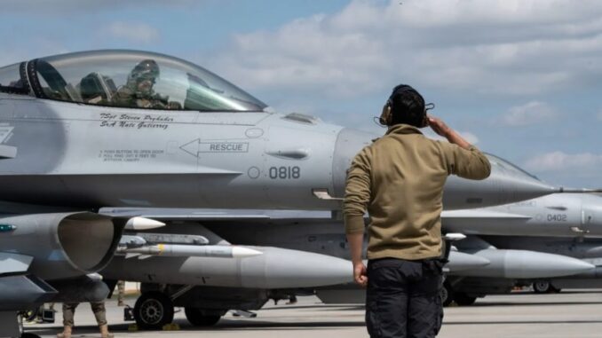 ВВС США перебрасывают шесть истребителей F-16 в Румынию