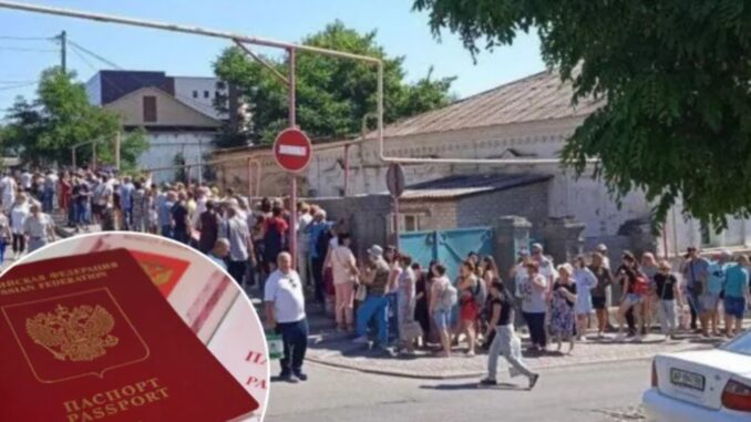 Оккупанты обманом заставляют пенсионеров получать российские паспорта в Мелитополе
