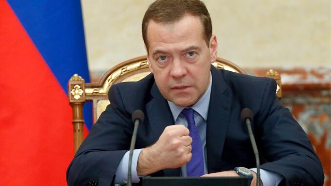 Медведев угрожает прекратить поставки газа в Молдову
