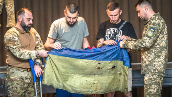 До музею передали прапор України, який майорів над "Азовсталлю"