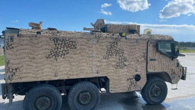 Украинские военные получили британские многоцелевые бронемашины