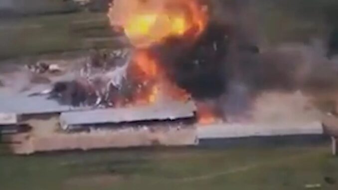 Украинские артиллеристы уничтожили российский ракетный склад (ВИДЕО)
