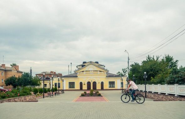 У Бердичеві продавчиня замість бронежилетів відправляла поношений одяг