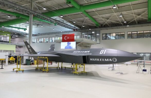 Турция показала беспилотный реактивный истребитель «Красное яблоко». ФОТО
