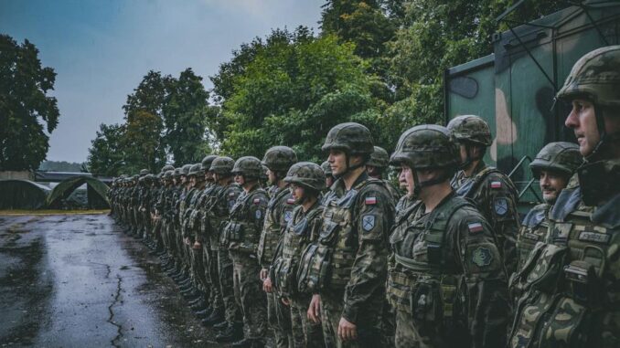 У Польші чоловіки масово записуються на військову службу