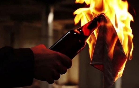 Напад на російських силовиків у Москві: чоловік із «коктейлями Молотова» та ножем кинувся на поліцейських