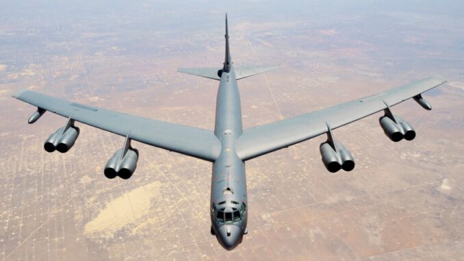 До Польщі прибув стратегічний бомбардувальник B-52. ФОТО