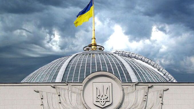 У Раді пропонують дозволити чоловікам виїжджати за кордон: яка умова