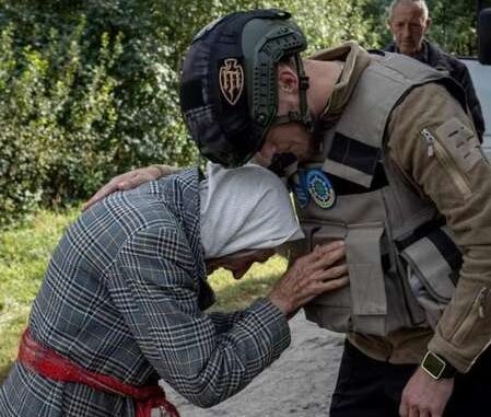 Низький уклін і яблука із власного саду: 92-річна бабуся зустріла воїнів ЗСУ, які звільнили село від окупантів. ФОТО