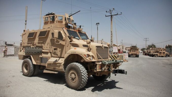 США передадуть Україні 200 бронетранспортерів MRAP MaxxPro
