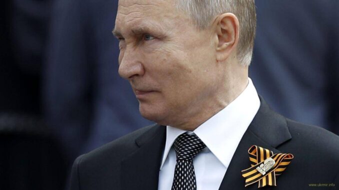 У Британії встановили карикатурну статую Путіна — її можна закидувати яйцями. ФОТО