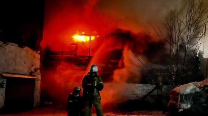 У російському Мурманську сталася масштабна пожежа на базі постачання. ФОТО