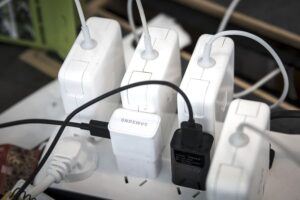 Чому телефон починає повільно заряджатися: найпоширеніші причини