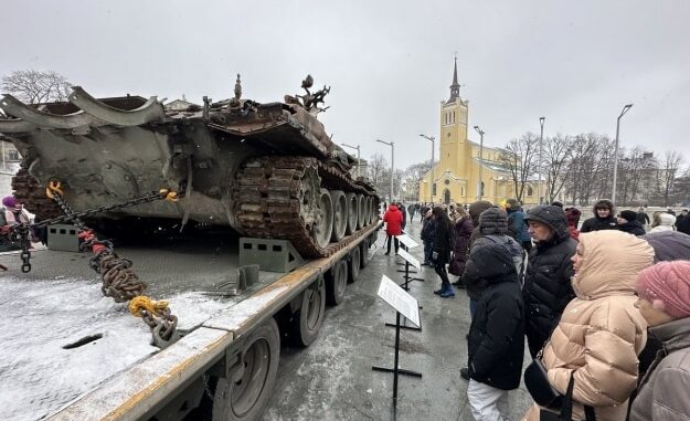 У центрі Таллінна виставили підбитий в Україні російський танк. ФОТО