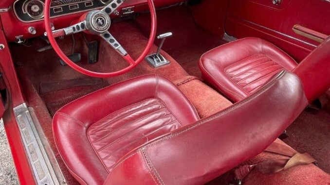 У покинутому гаражі знайшли одну з найперших моделей Ford Mustang. ФОТО