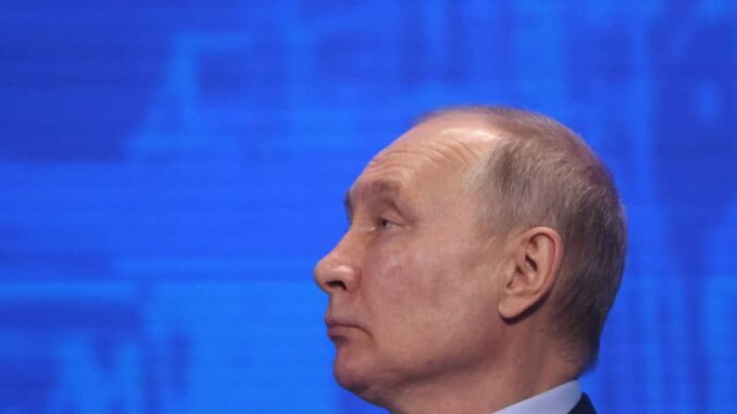 Не терплять росіян: у Криму облили червоною фарбою портрет Путіна і постер біля військкомату