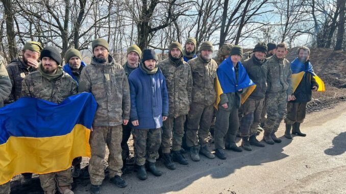 Українцям, які повернулися з полону, платитимуть по 100 тисяч гривень, — Мінреінтеграції