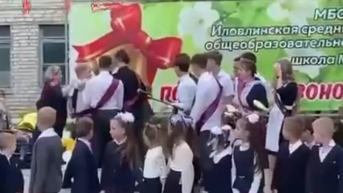 В Росії школяр під час святкової лінійки поранив ножем однокласницю (ВІДЕО)