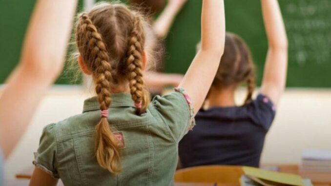 Скандал у столичній школі : звільнилася вчителька, яку звинуватили у булінгу щодо дітей