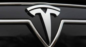 Акції Tesla злетіли в ціні майже на 50%
