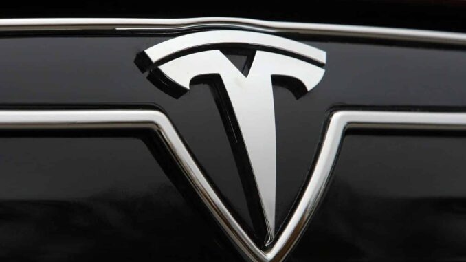 Tesla опублікувала перший тизер нового електрокара за $25 000
