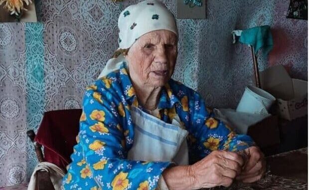 Бабусі вже 103 роки, а вона плете для українських військових "кікімори"