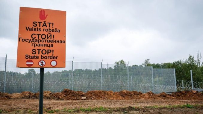 "Навіть на болотах": Латвія будує загородження на кордоні з Білоруссю