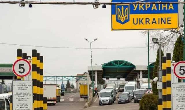 В Україні можуть поновити правила виїзду за кордон