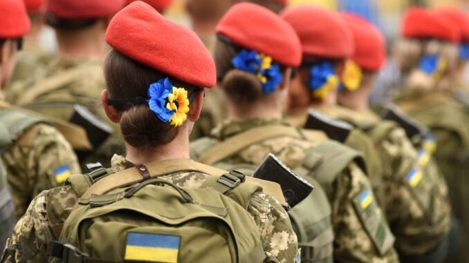 У Раді розповіли, чи будуть обмеження на виїзд за кордон для жінок на військовому обліку