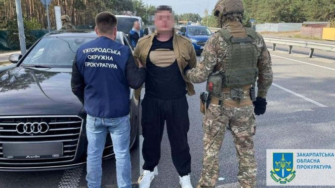 На Закарпатті шахраї виманили у матері загиблого військового 7 млн грн