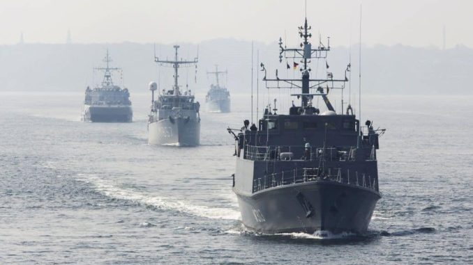 Кораблі НАТО очищають від мін транспортний коридор у Чорному морі