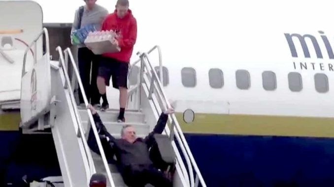 "Миттєва карма": сенатор Алабами, який висміює Байдена, впав із трапа