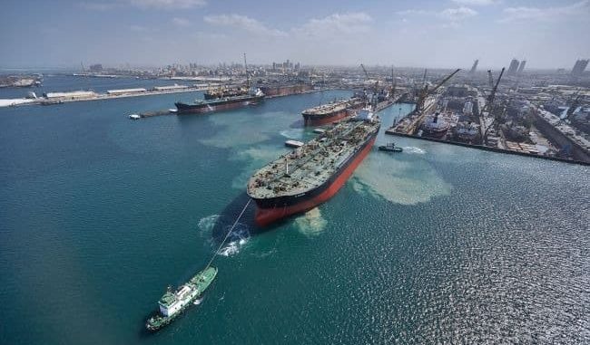 У Чорному морі біля берегів Румунії на міні підірвався нафтовий танкер