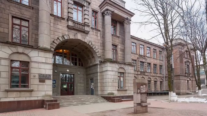 Забороняла розмовляти українською: викладач вишу у Дніпрі "влипла" в скандал