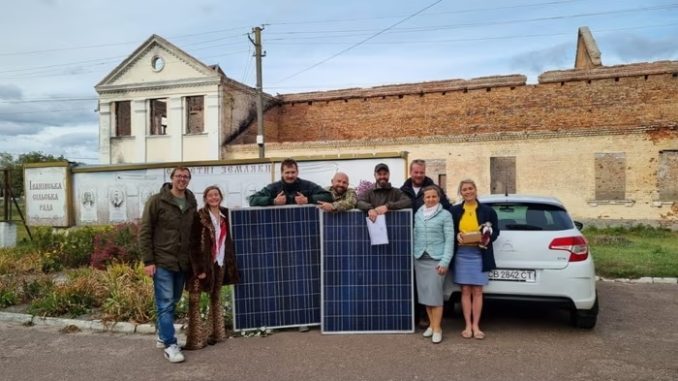 Британія відправила в Україну сонячні батареї
