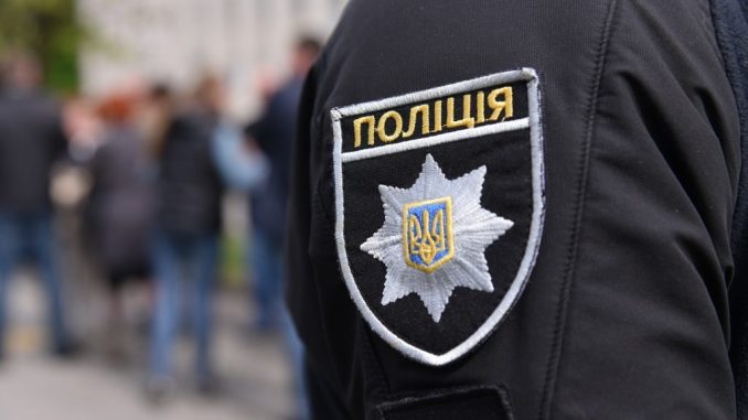 На Київщині молодик під час втечі на викраденому легковику протаранив службове авто