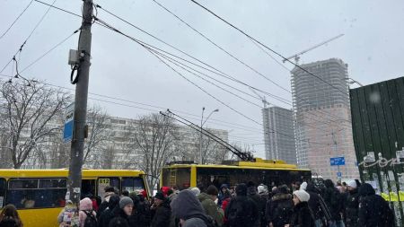 У Києві почався хаос через закриття станцій метро: на зупинках натовп