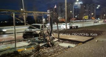 У Києві сталася серйозна аварія: одна з автівок влетіла в зупинку (фото)