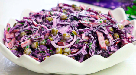Яскравий салат із червоної капусти: рецепт бюджетної закуски