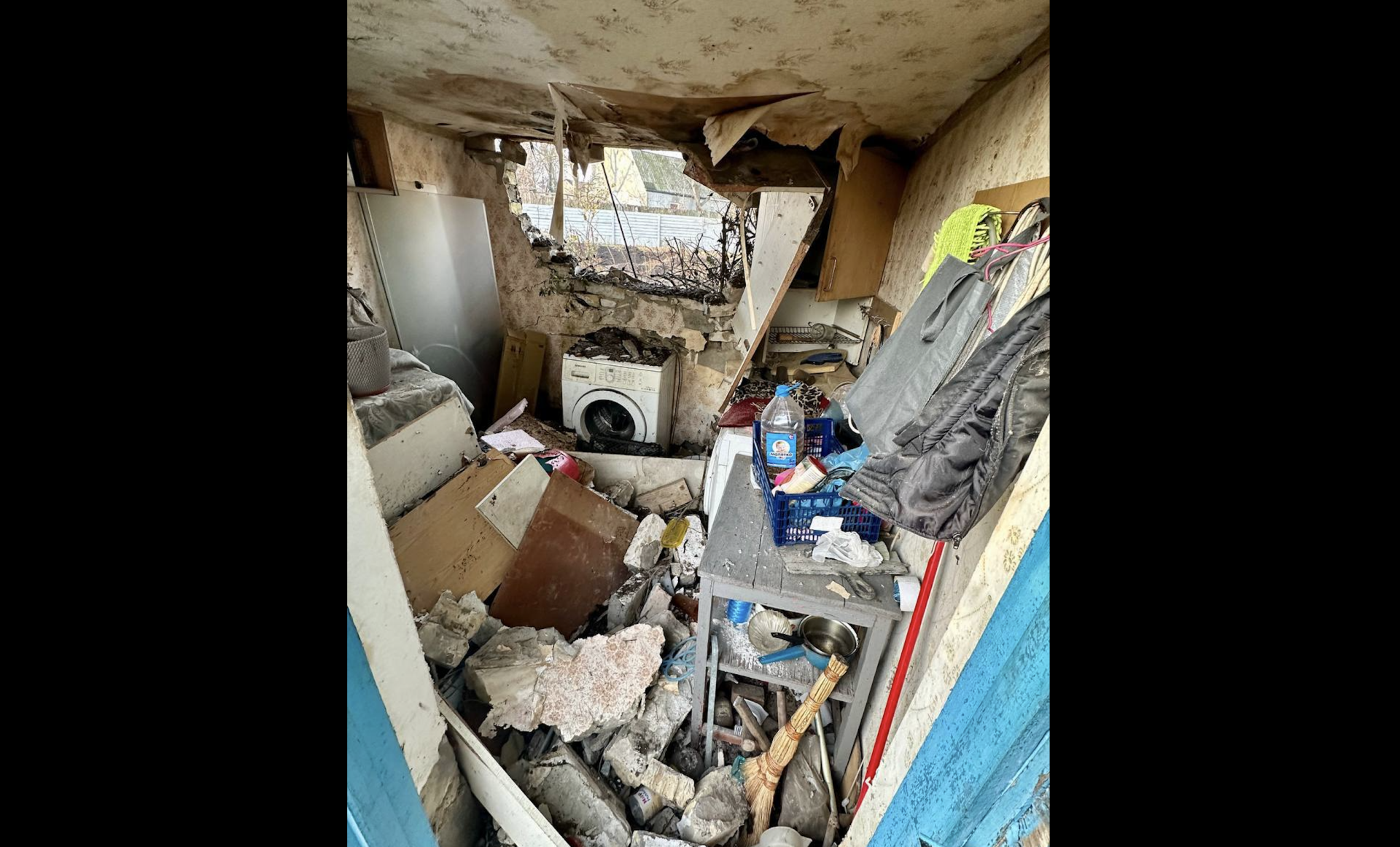 У Дарницькому районі столиці уламки збитої ракети впали у приватному секторі мікрорайону Осокорки