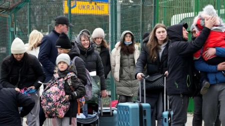 “Кріпаки мають повернутися?”: Лещенко запропонував позбавити українських біженців підтримки в ЄС