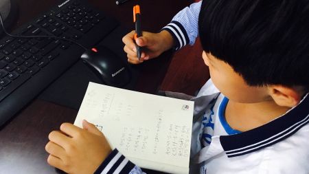 Учені з’ясували, як впливає на мозок написання тексту від руки і набір на клавіатурі