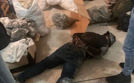 У Києві викрили злочинну групу, яка розікрала одяг для військових на 3,6 млн грн