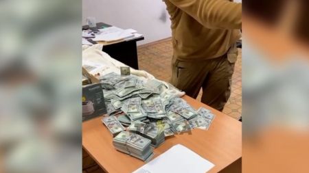 Заробив на мобілізації: у голови Чернігівської ВЛК під час обшуків знайшли 1 млн доларів