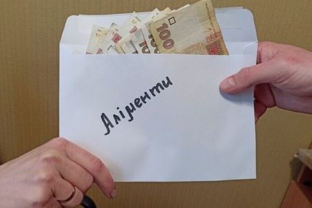 На Прикарпатті доросла донька через суд вимагала від матері аліментів